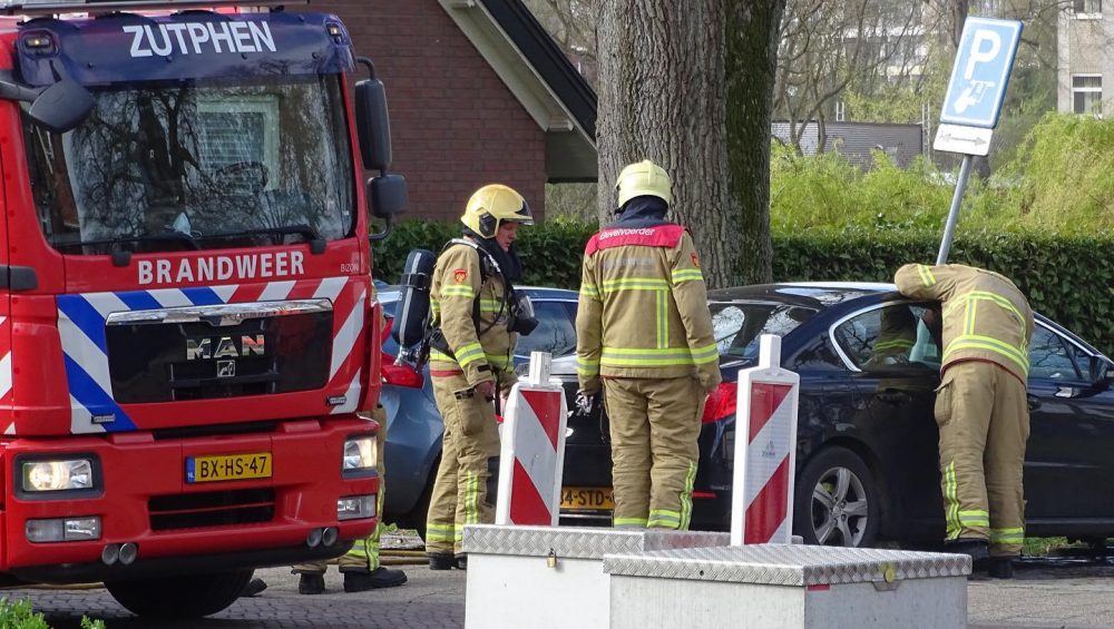 Autobrand op Tadamasingel in Zutphen - Foto: Manuel Bruna