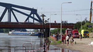 Schip krijgt aanvaring met Oude IJsselbrug in Zutphen